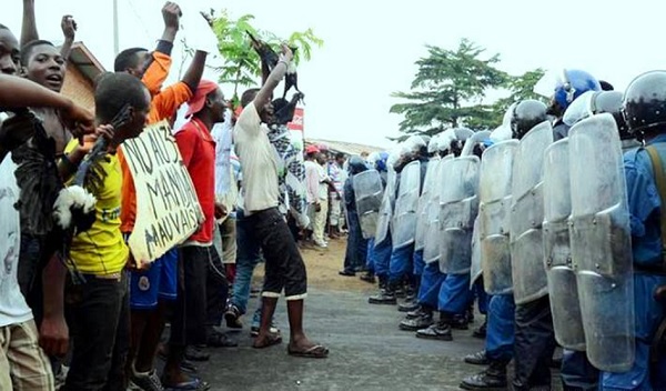 Protestors in Burundi push closer to Police