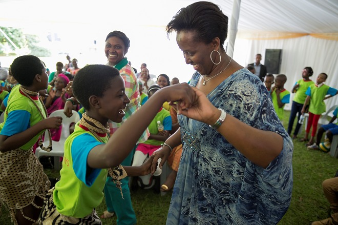Mrs Jeannette Kagame hosted the End of Year Children’s Party at Urugwiro Village on Sunday December 13, 2015. The party gathered about 200 children, aged 7-12 years old, coming from all 30 districts of Rwanda, along with the children of the staff of Urugwiro, Imbuto Foundation, and Unity Club.