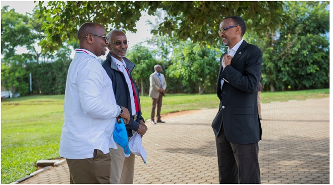 President Kagame, (R), speaks to RPF SG Francois Ngarambe (C) and Infrastructure Minister James Musoni