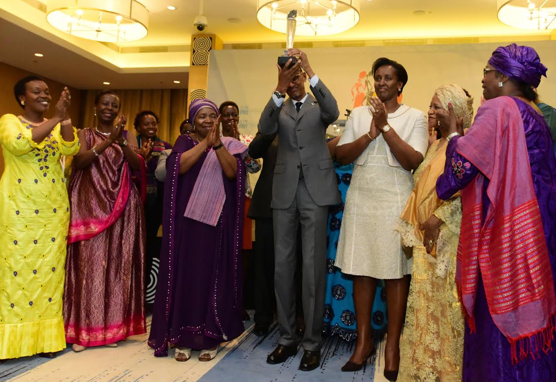 Members of the African women Movements in a group photo with President Kagame after receiving the Gender Champion Award 