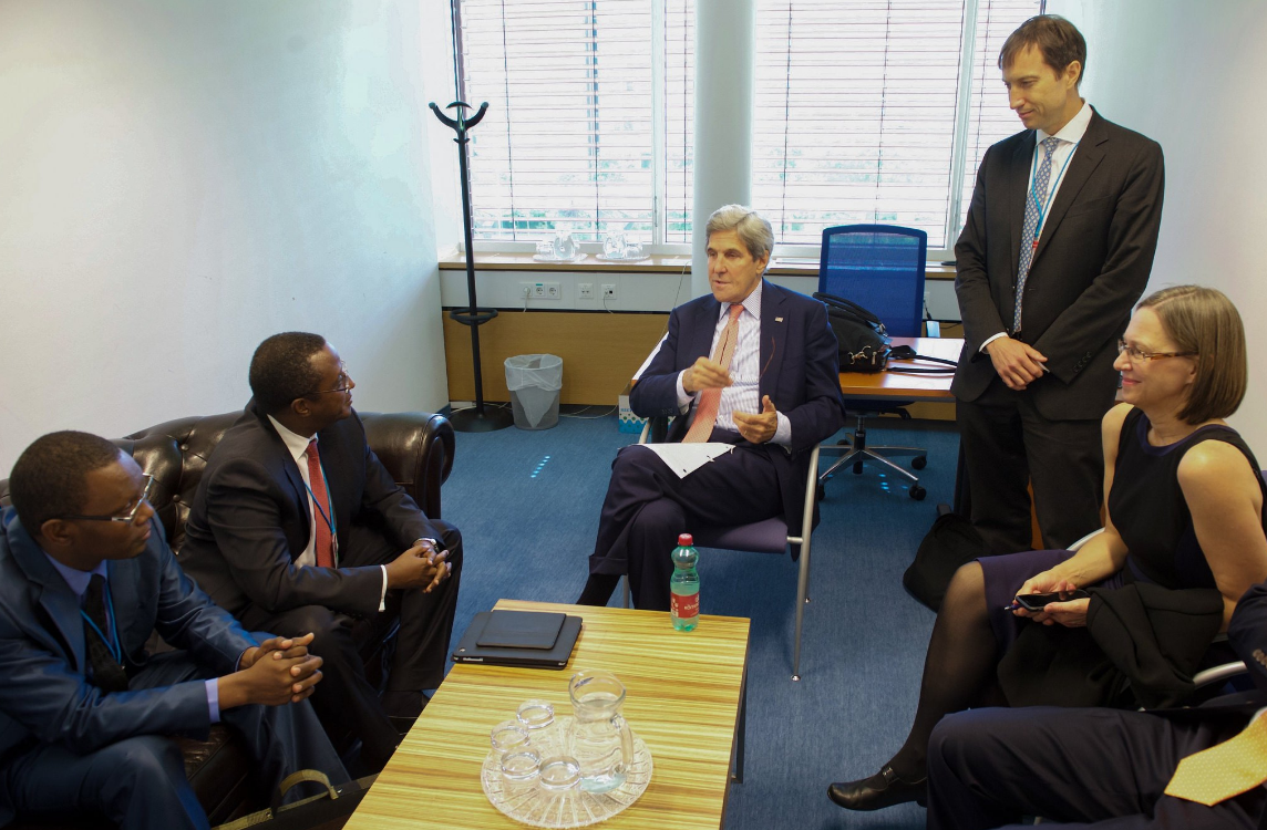 Natural resources minister Dr. Vincent Biruta (2ndL) chatting with US Secretary of state John Kerry (c) 