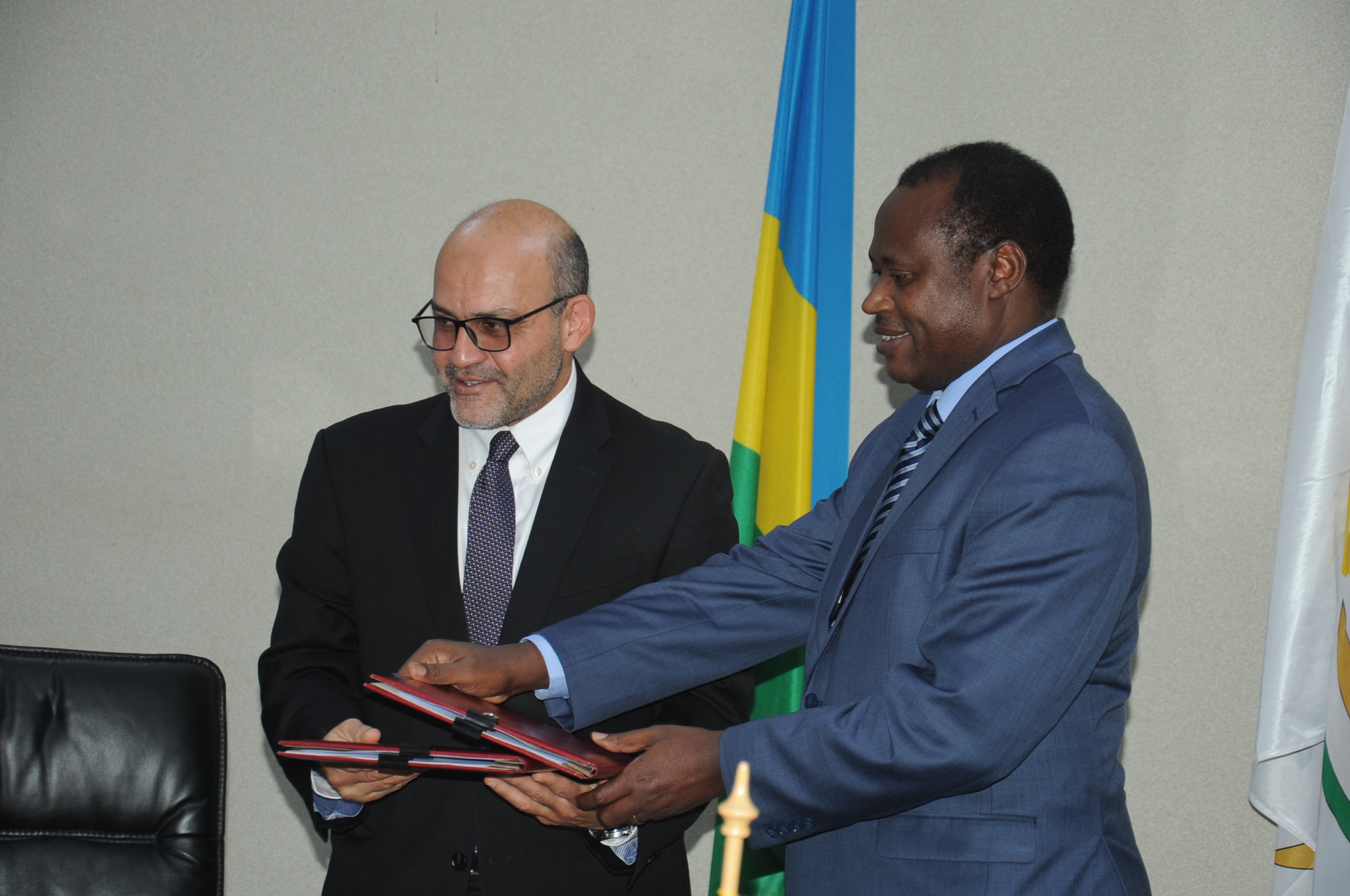 Rwanda, World Bank Sign $ 20M for Public Fund Management Training