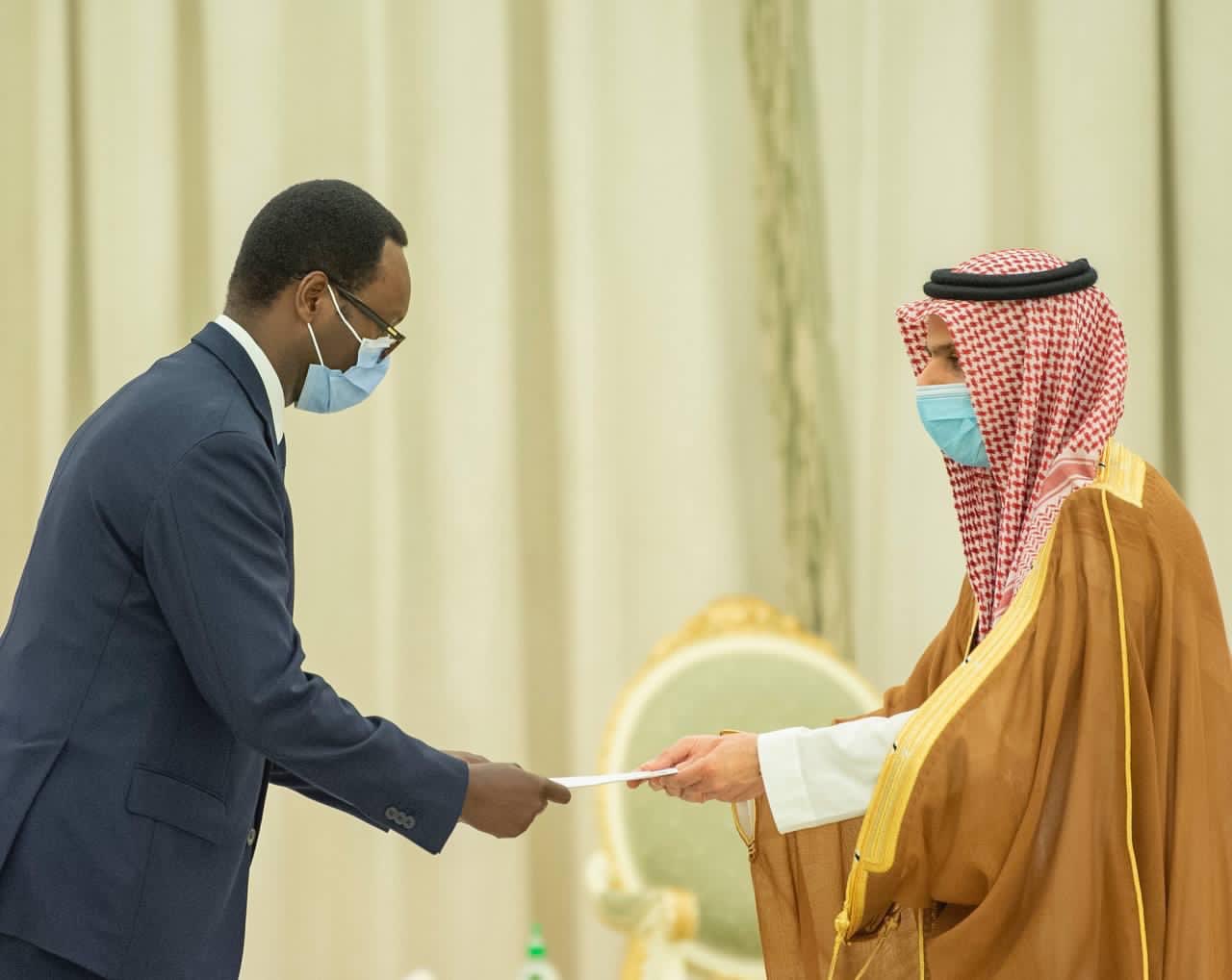 Rwanda’s Envoy Presents Credentials to the King of Saudi Arabia