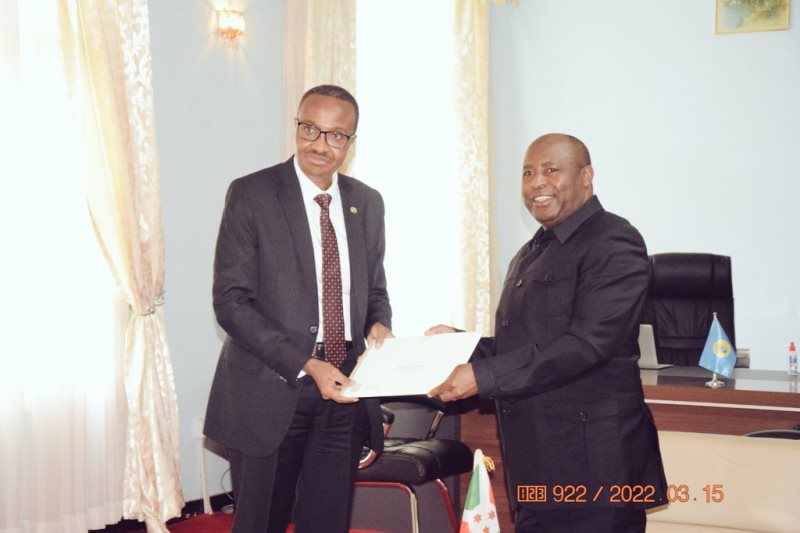 Defence Minister Submits A Message of President Kagame to Burundian Counterpart