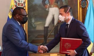 Ambassador Gatete Presents His Credentials to Venezuela President